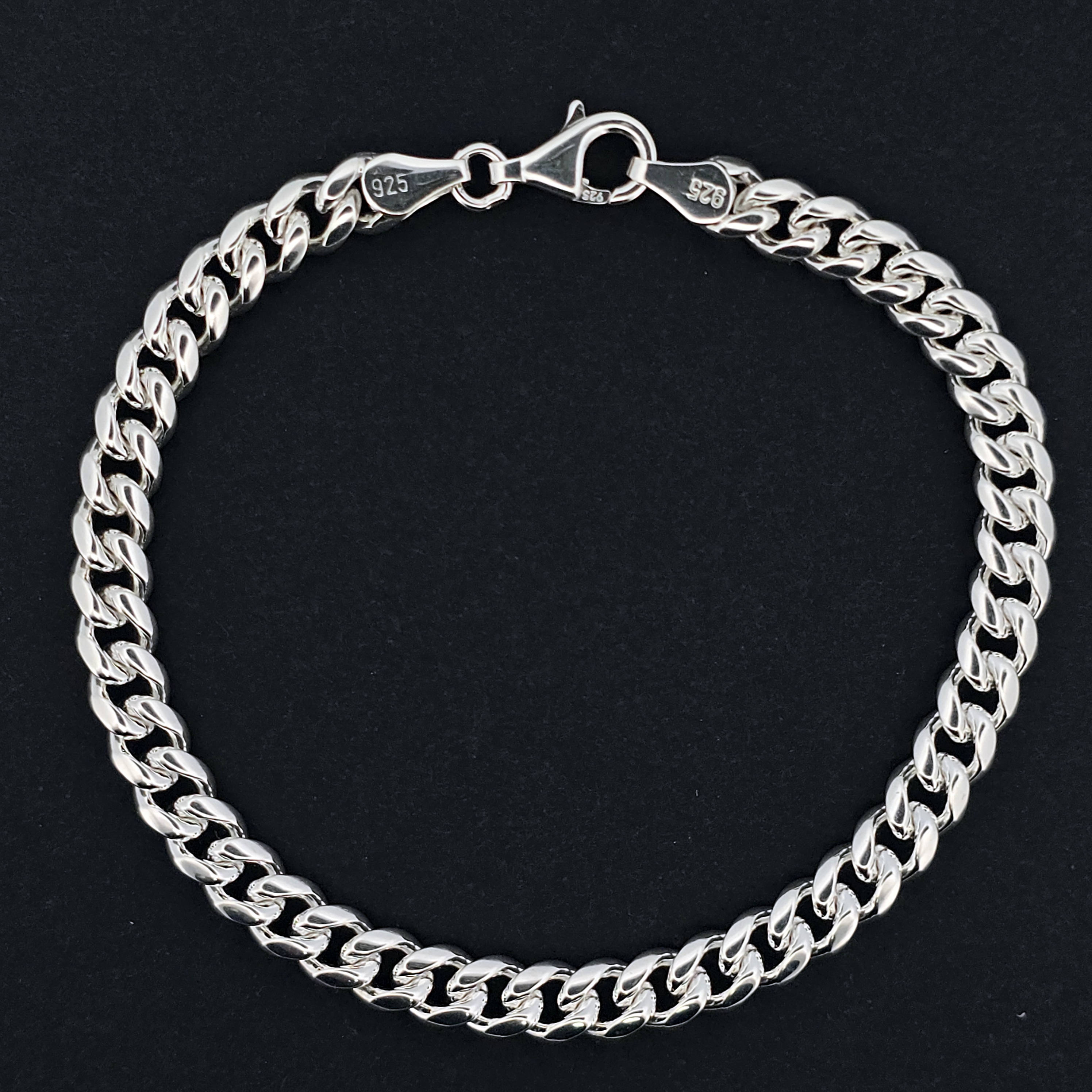 Mooie armband met gourmet schakel, ook te combineren met collier.